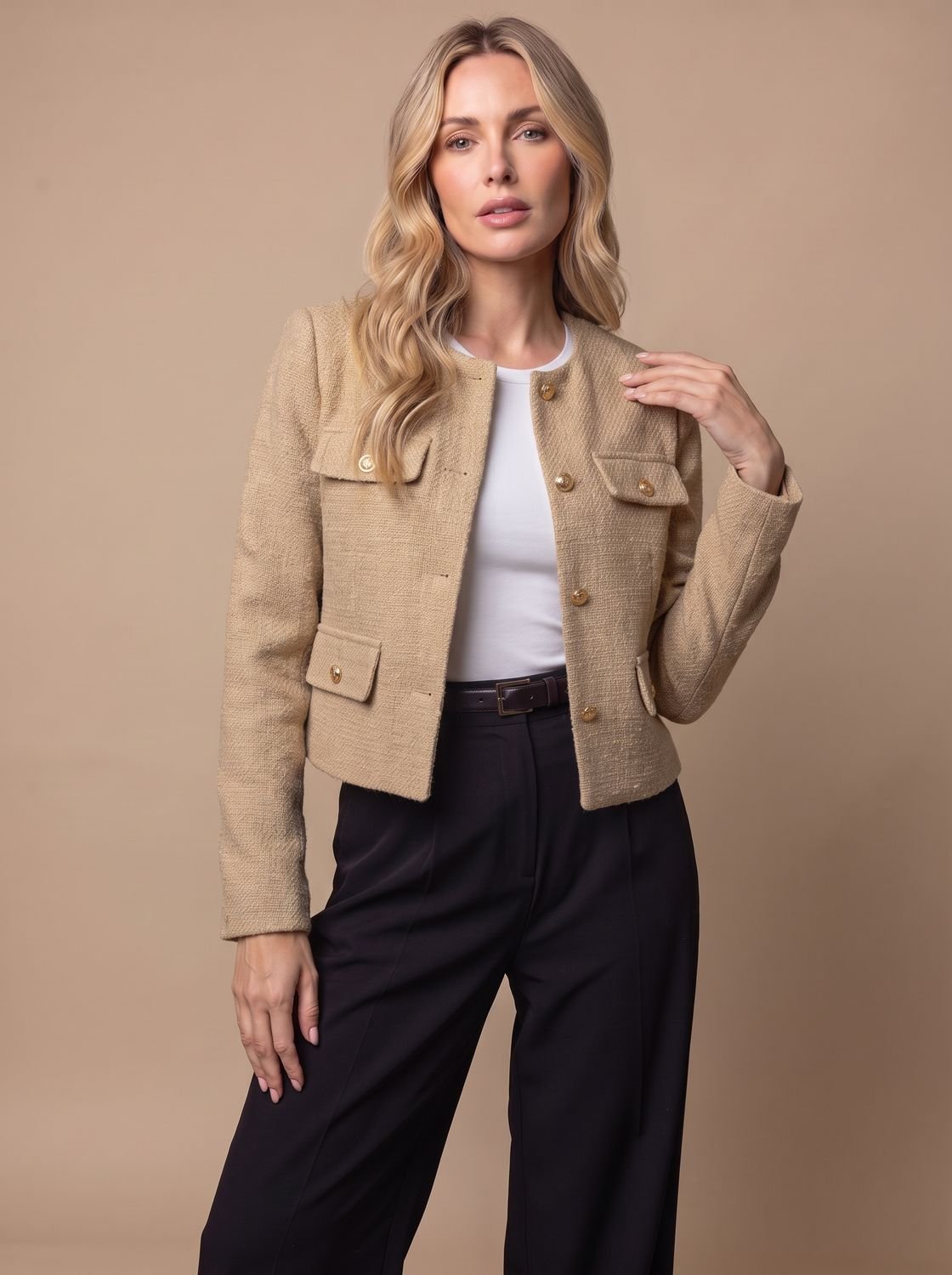 Kurzer kragenloser Damen-Tweedblazer mit goldenen Knöpfen und Pattentaschen