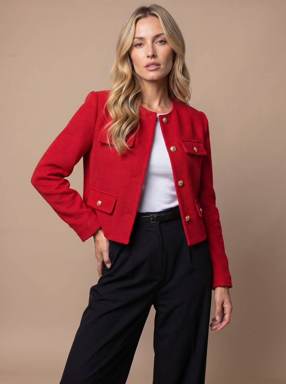 Kurzer kragenloser Damen-Tweedblazer mit goldenen Knöpfen und Pattentaschen