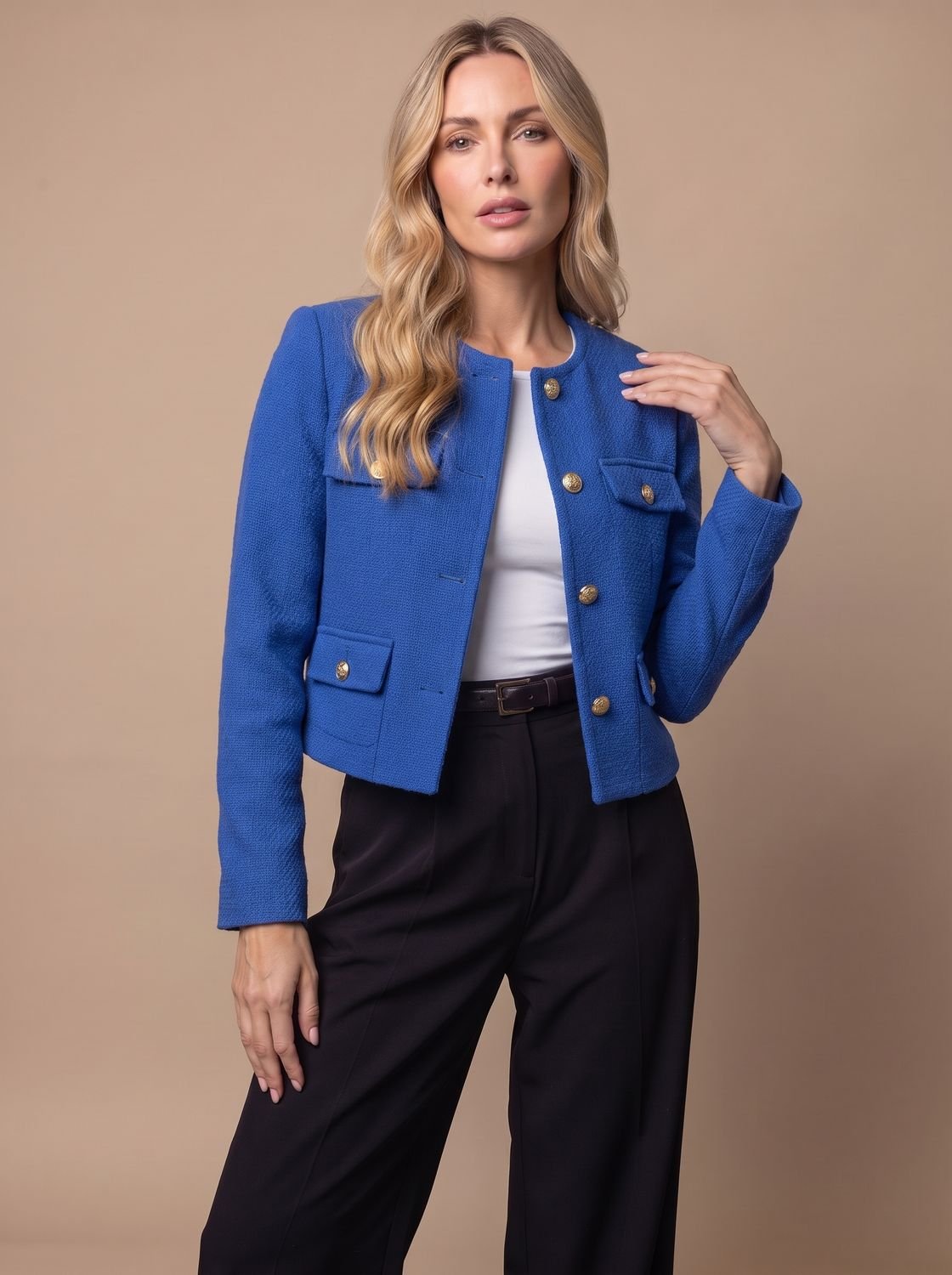 Kurzer kragenloser Damen-Tweedblazer mit goldenen Knöpfen und Pattentaschen