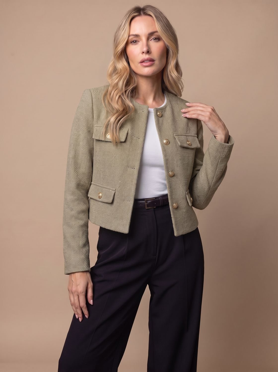 Kurzer kragenloser Damen-Tweedblazer mit goldenen Knöpfen und Pattentaschen