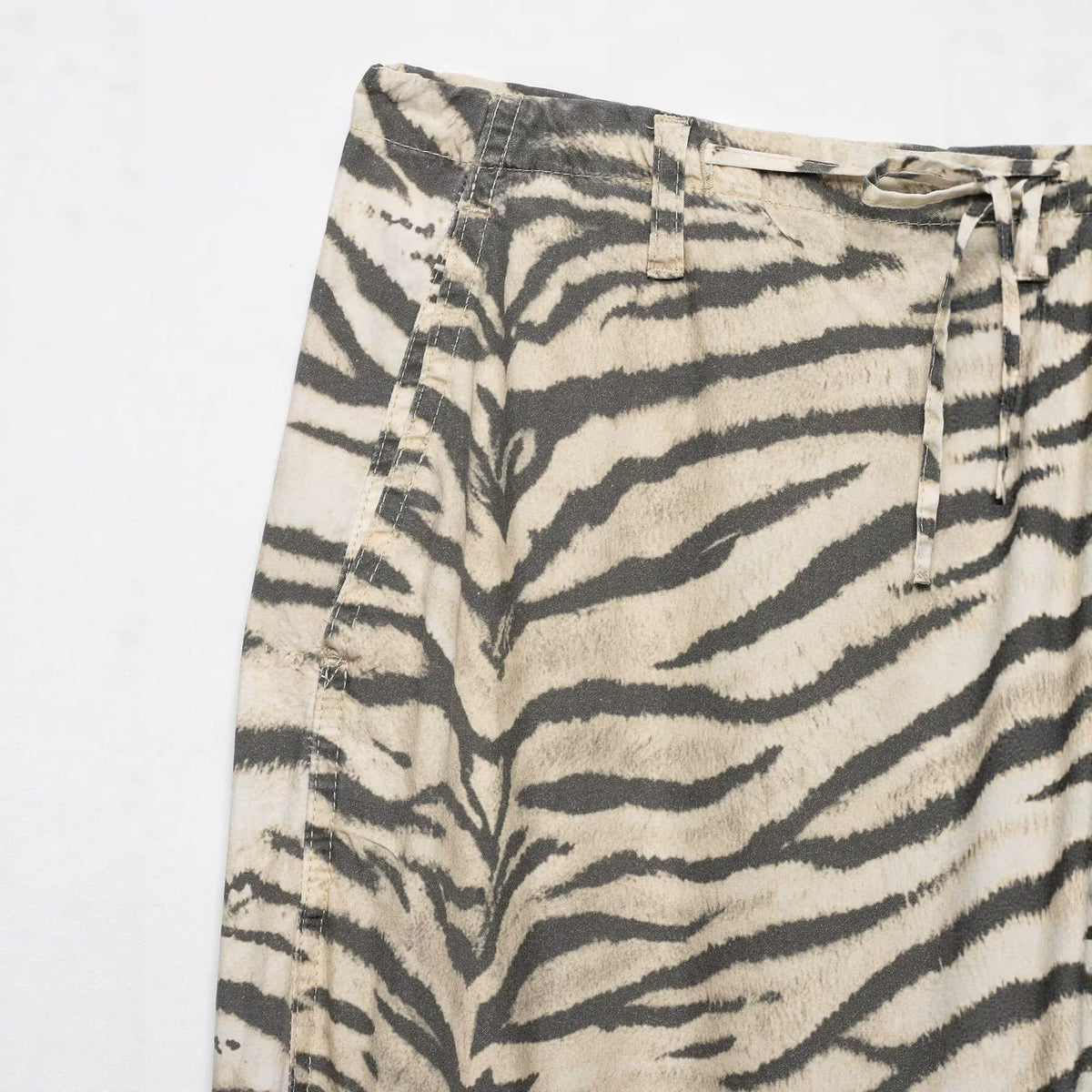 Leichte weite Damen-Knöchelhose mit Kordelzugbund und Zebramuster
