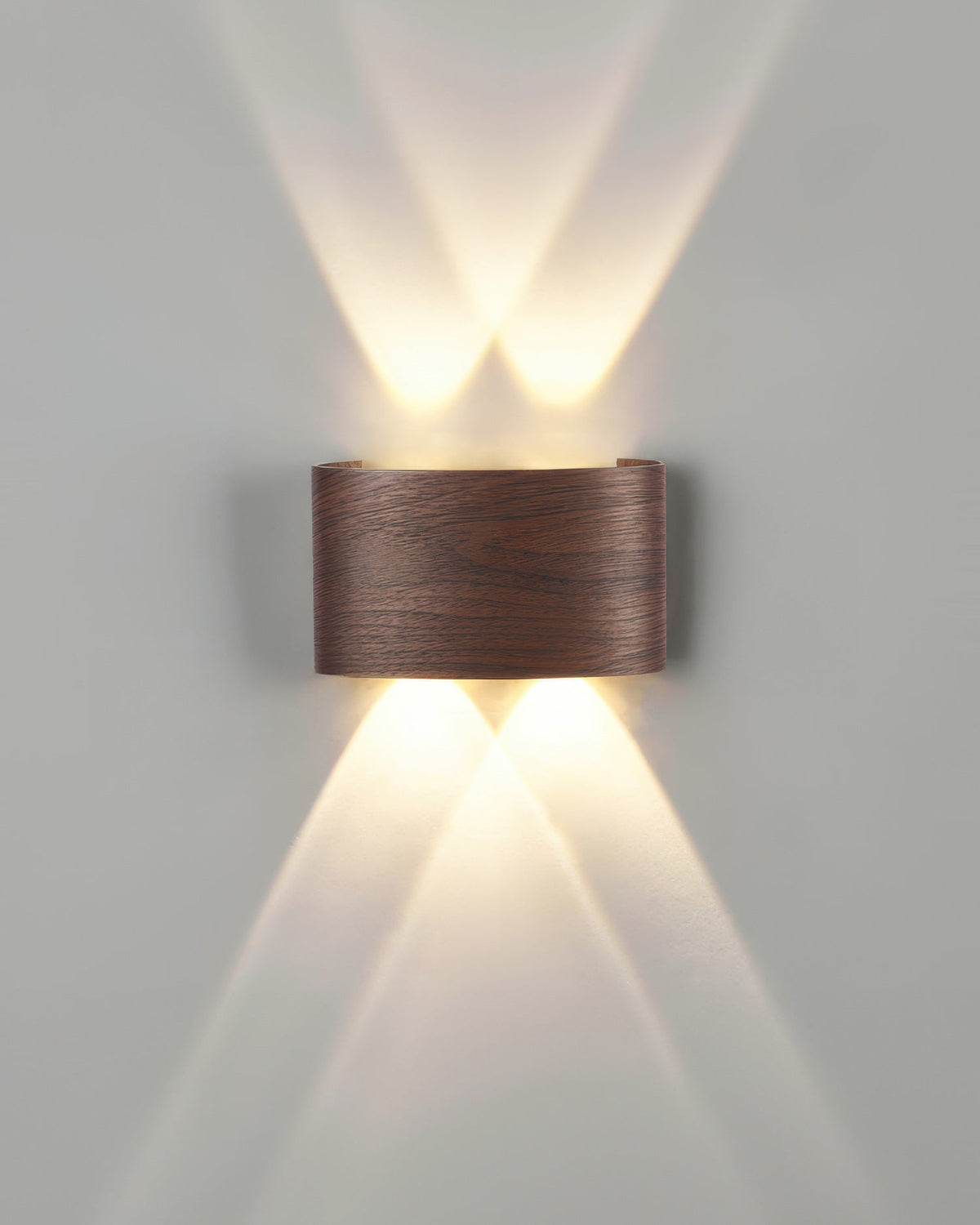 Luxuriöse Wandleuchte mit Holzmaserung für eine zeitlose Atmosphäre