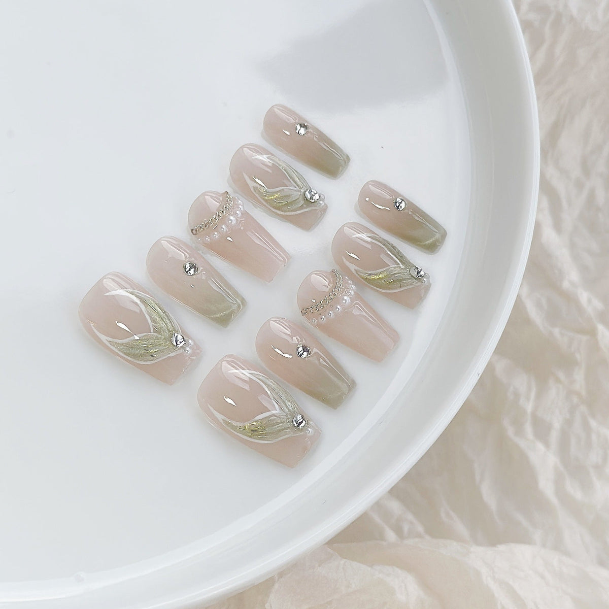 Luxuriöses Press-On-Nail-Art-Set mit floralen Details und Schmucksteinen