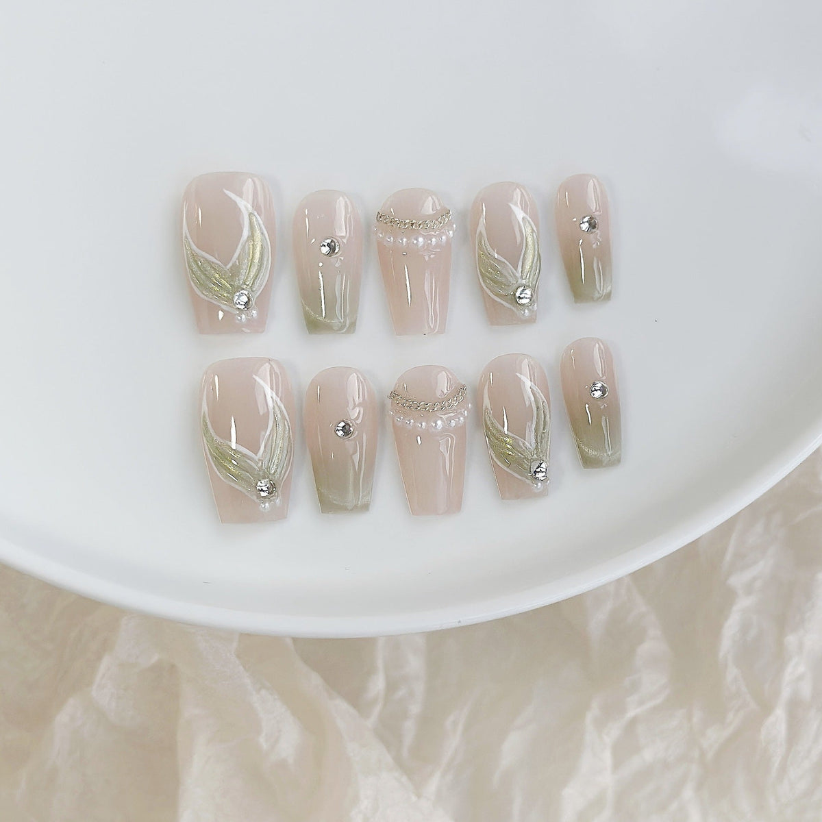 Luxuriöses Press-On-Nail-Art-Set mit floralen Details und Schmucksteinen
