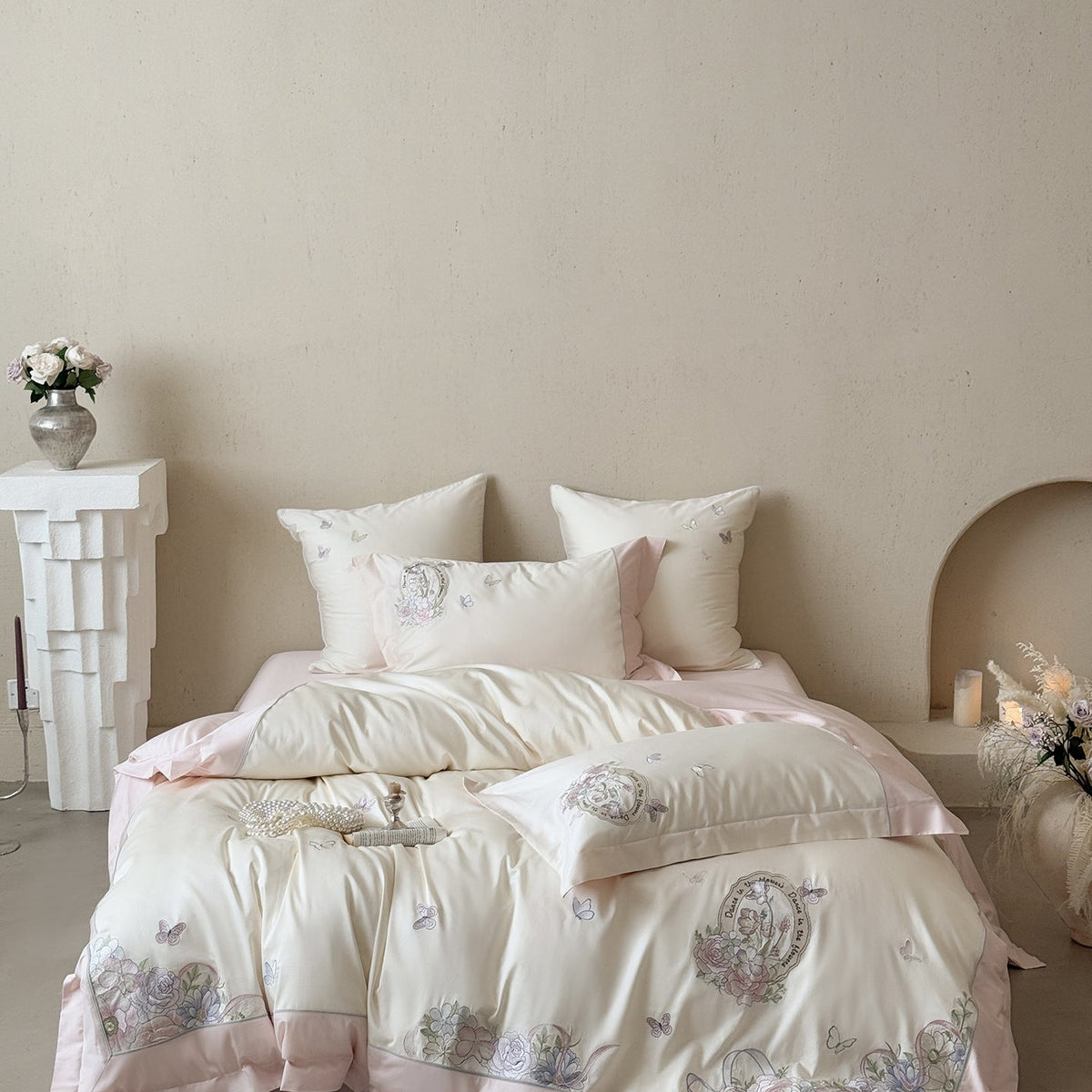 Luxuriöses Satin-Bettwäsche-Set mit floraler Stickerei