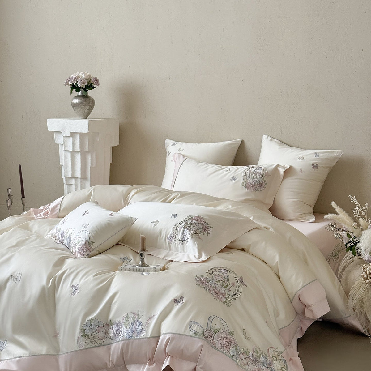Luxuriöses Satin-Bettwäsche-Set mit floraler Stickerei