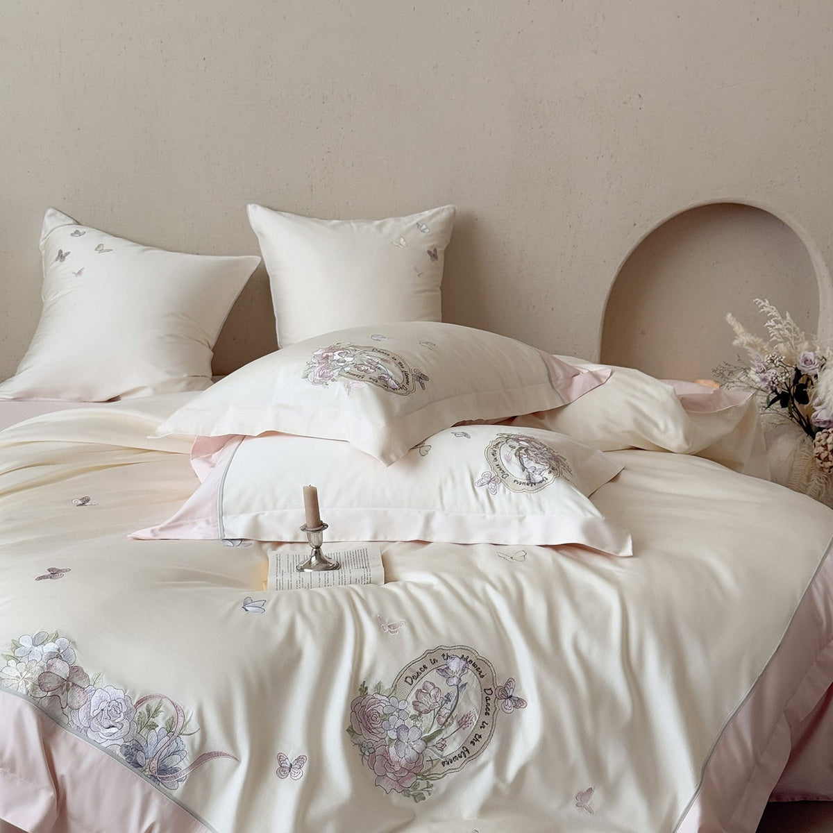 Luxuriöses Satin-Bettwäsche-Set mit floraler Stickerei