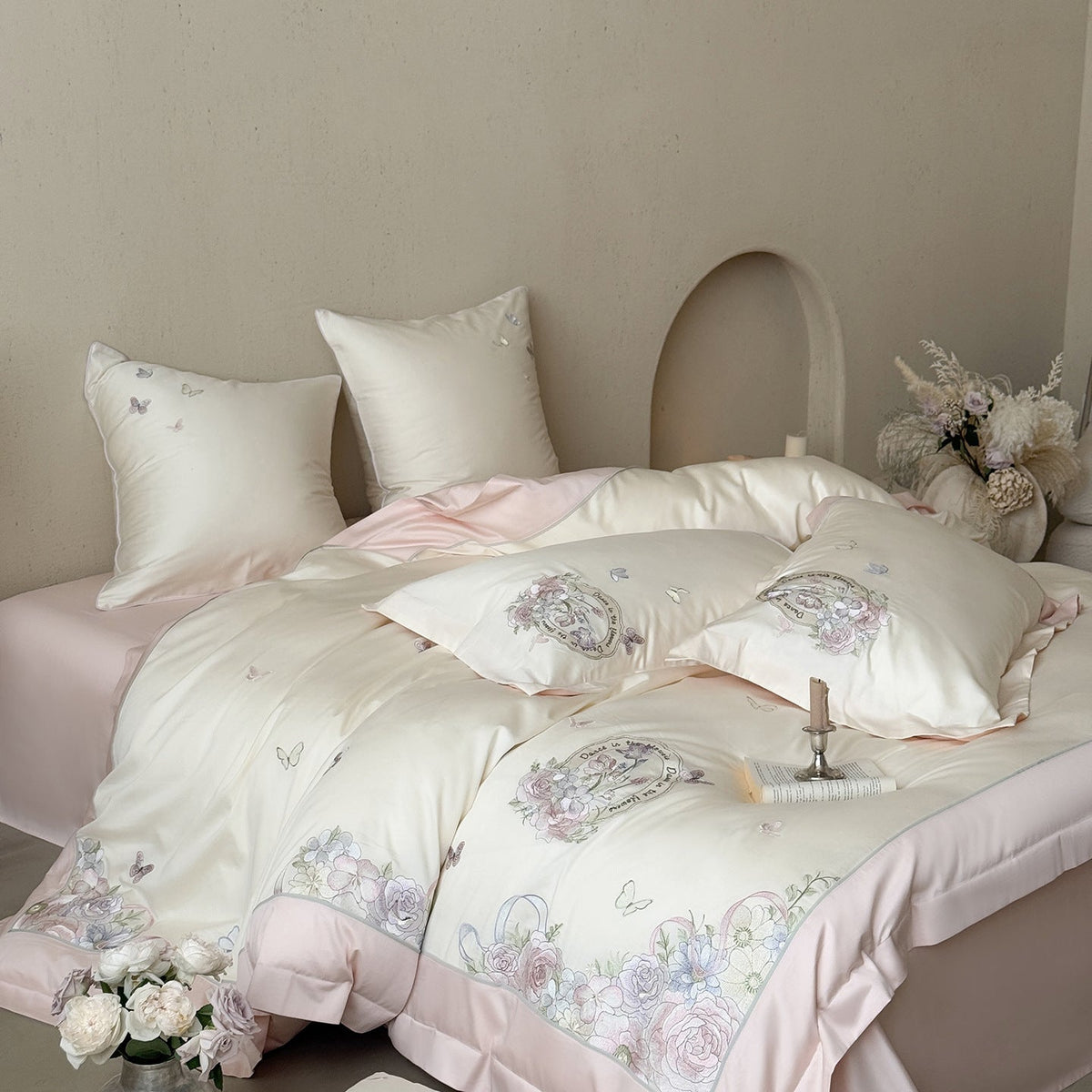 Luxuriöses Satin-Bettwäsche-Set mit floraler Stickerei