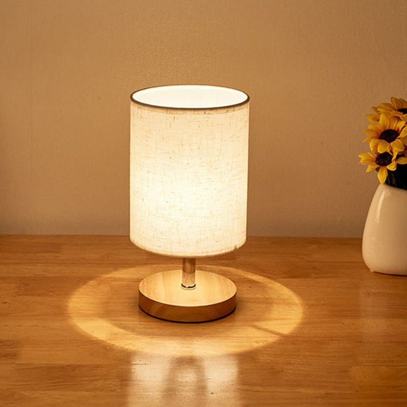 Minimalistische Tischlampe aus Flachs und Holz
