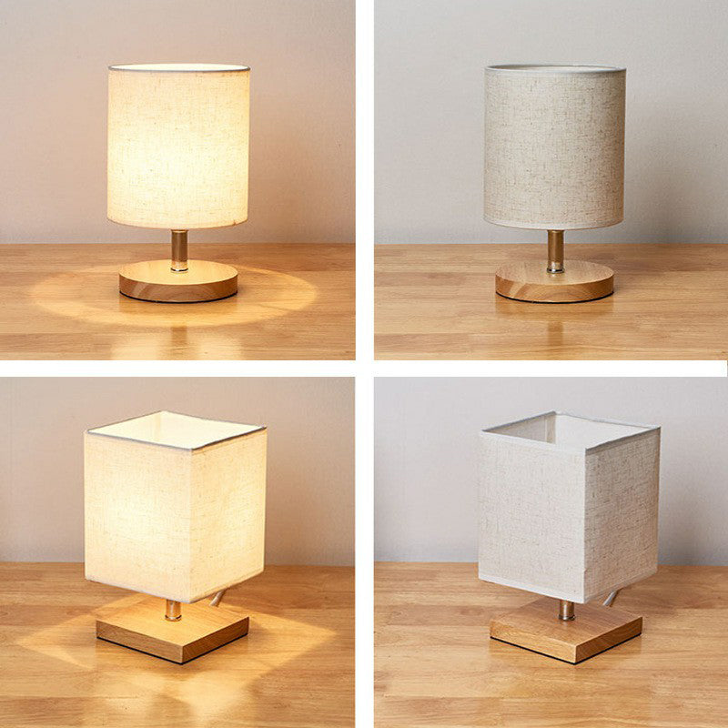 Minimalistische Tischlampe aus Flachs und Holz