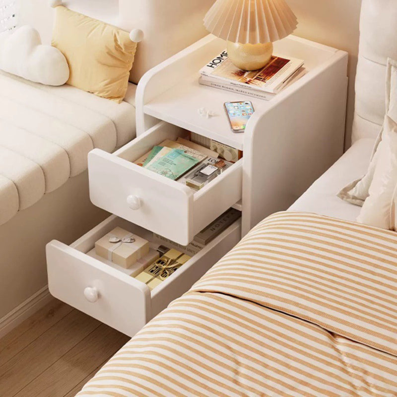 Moderner, minimalistischer Nachttisch aus Sperrholz fürs Schlafzimmer, rechteckig und platzsparend mit 1–2 Schubladen