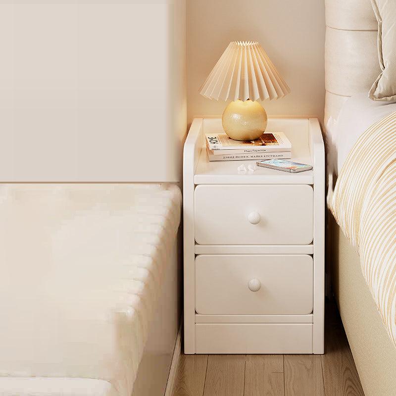 Moderner, minimalistischer Nachttisch aus Sperrholz fürs Schlafzimmer, rechteckig und platzsparend mit 1–2 Schubladen