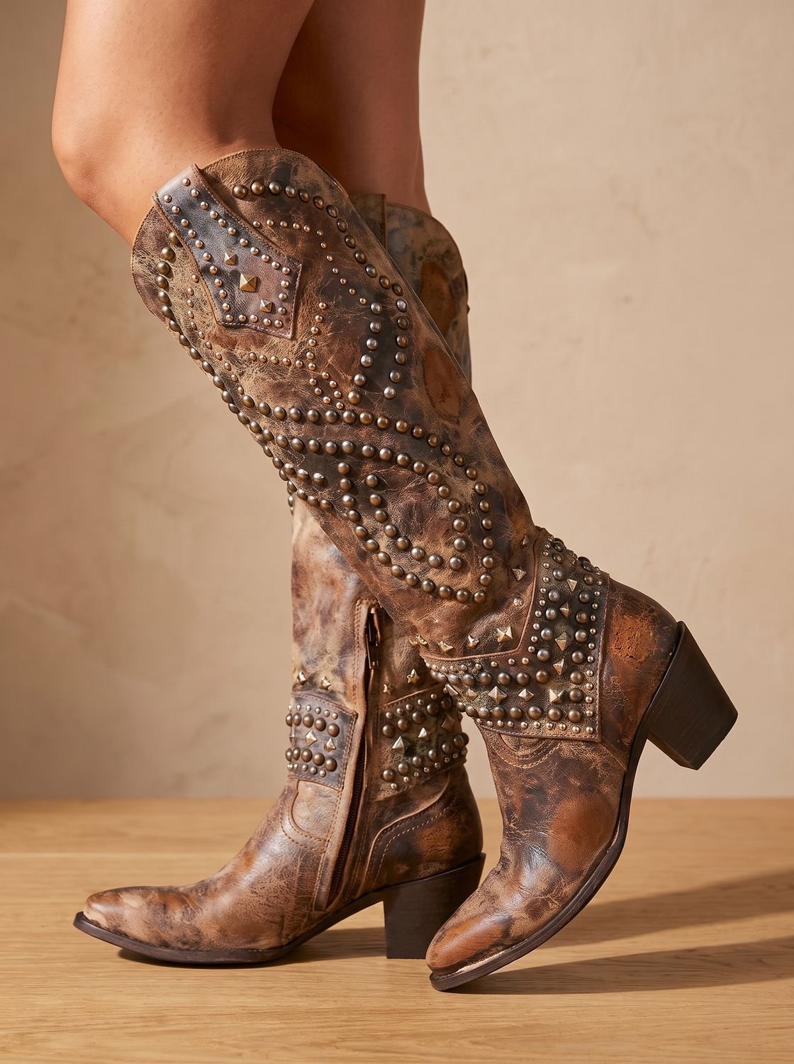 Orthopädische kniehohe Cowboystiefel für Damen mit Nieten und spitzer Zehenpartie