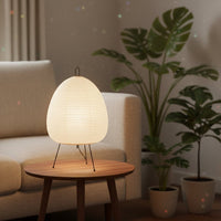 Papier-Tischleuchte mit Dreibeingestell, japanischem Reispapierschirm und warmem diffusem Licht