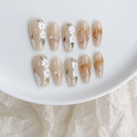 Press-on-Nagelset mit floralen Verzierungen