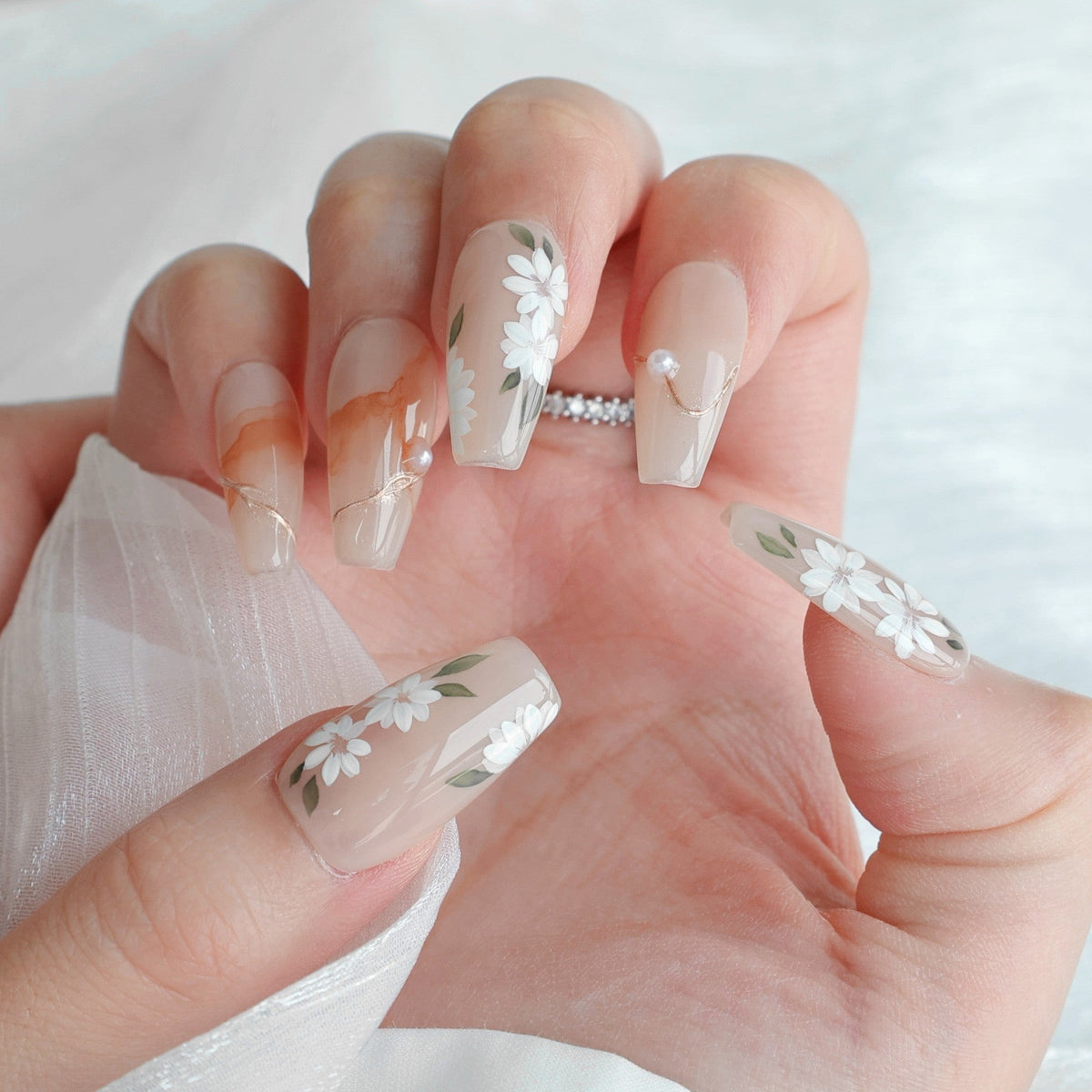 Press-on-Nagelset mit floralen Verzierungen