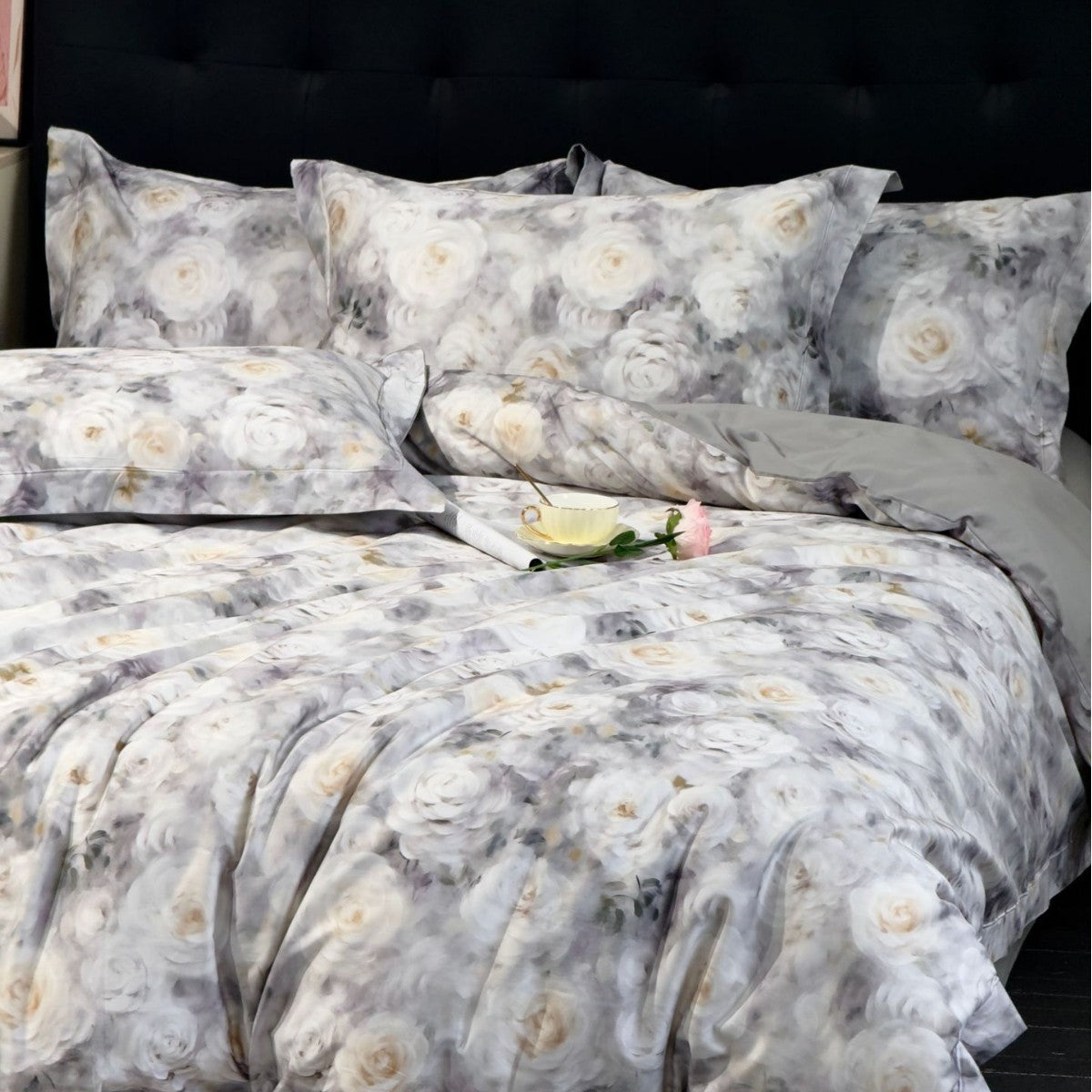 Satin-Bettwäsche-Set mit zartem Blumen- und Schmetterlingsprint und Wendefunktion