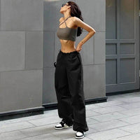 Schwarze Parachute-Hose mit verstellbarem Bund, mehreren Taschen und leichtem Stoff für Freizeit und urbanen Stil