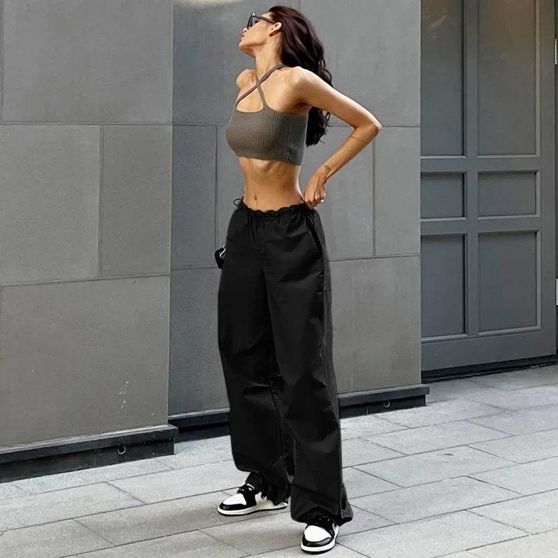 Schwarze Parachute-Hose mit verstellbarem Bund, mehreren Taschen und leichtem Stoff für Freizeit und urbanen Stil