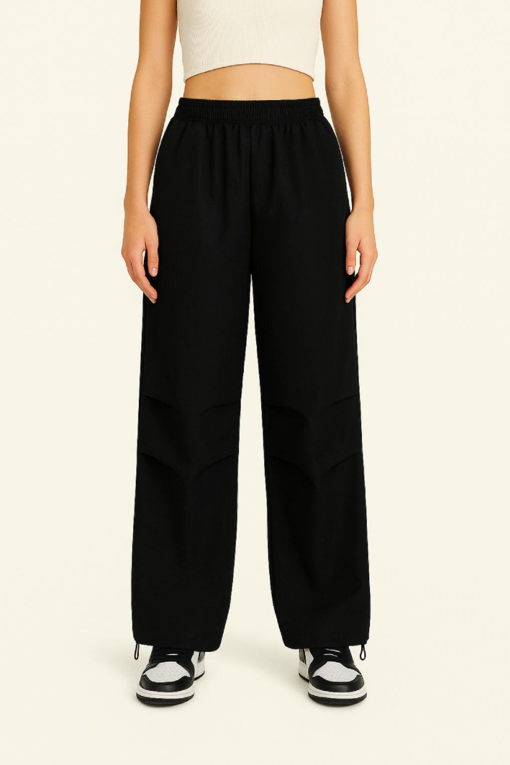 Schwarze Parachute-Hose mit verstellbarem Bund, mehreren Taschen und leichtem Stoff für Freizeit und urbanen Stil