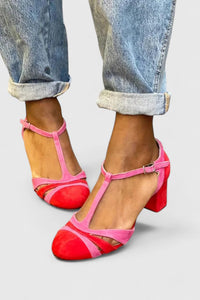 T-Steg-Pumps mit Blockabsatz und Cut-out-Details