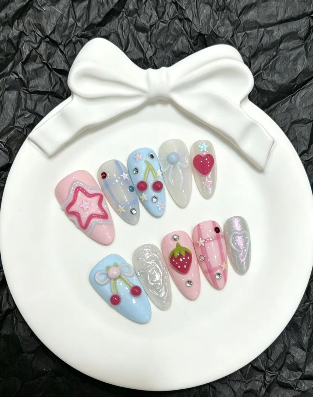 Verspieltes Press-on-Nagelset mit Kirsch- und Herzmotiven
