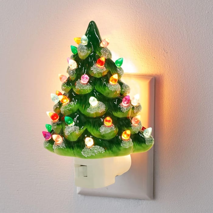 Weihnachtliches Nachtlicht in Tannenbaumform