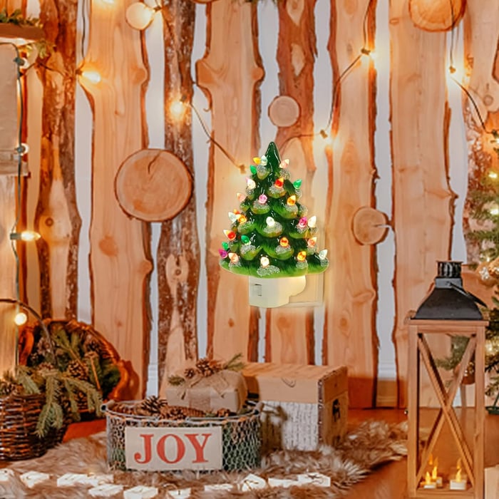 Weihnachtliches Nachtlicht in Tannenbaumform