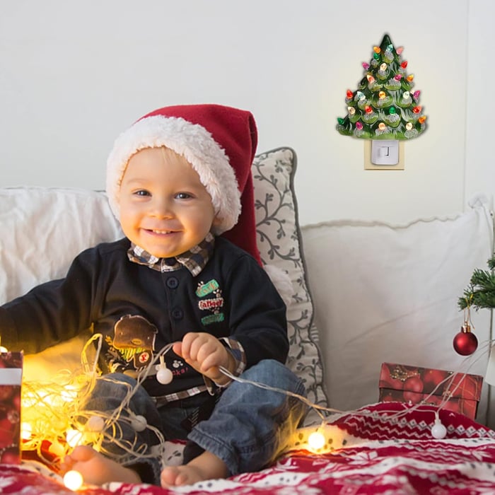 Weihnachtliches Nachtlicht in Tannenbaumform