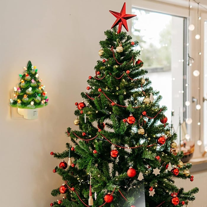 Weihnachtliches Nachtlicht in Tannenbaumform