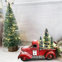 Weihnachtsdekoration roter Truck mit Tannenbäumen und LED-Beleuchtung als Tischdeko