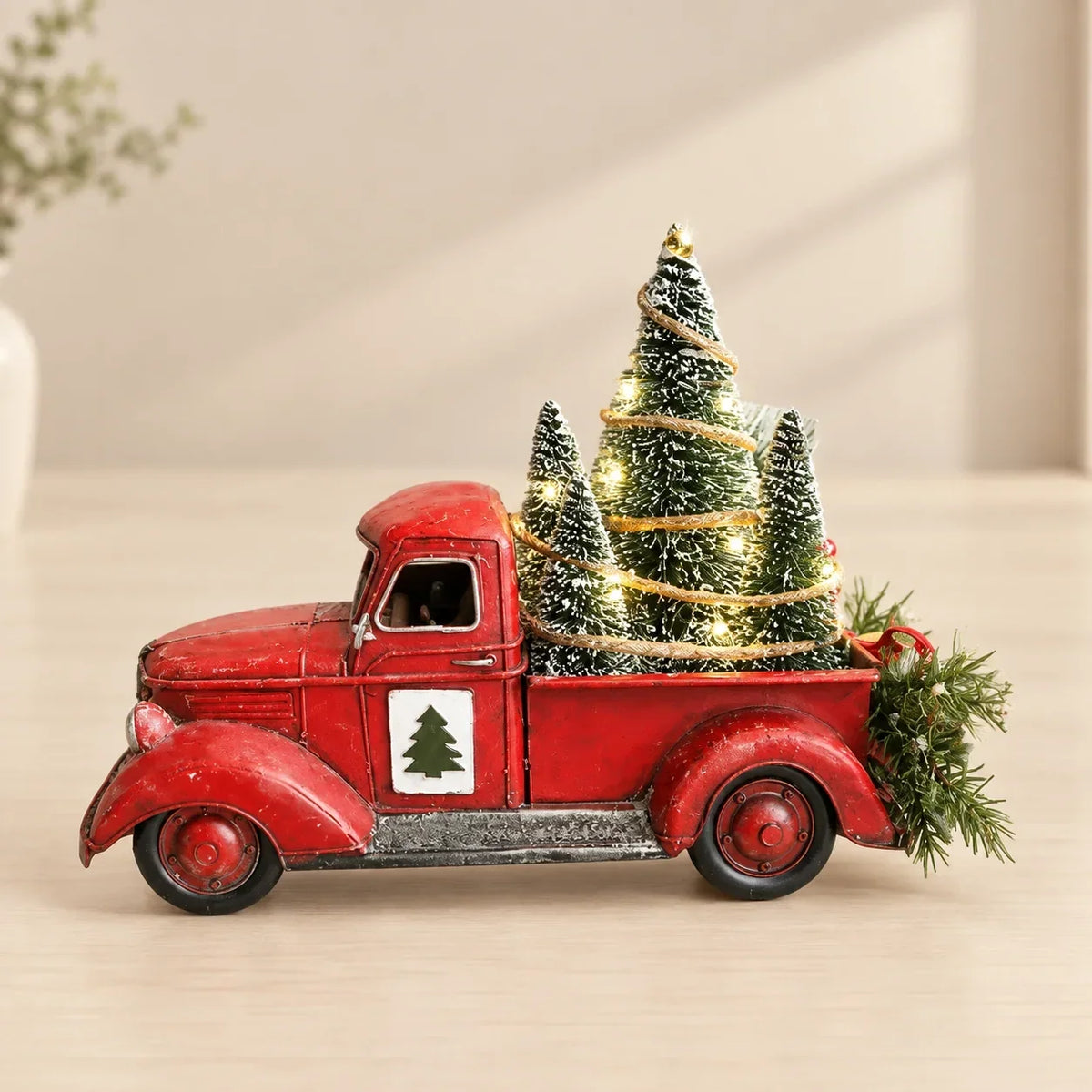Weihnachtsdekoration roter Truck mit Tannenbäumen und LED-Beleuchtung als Tischdeko