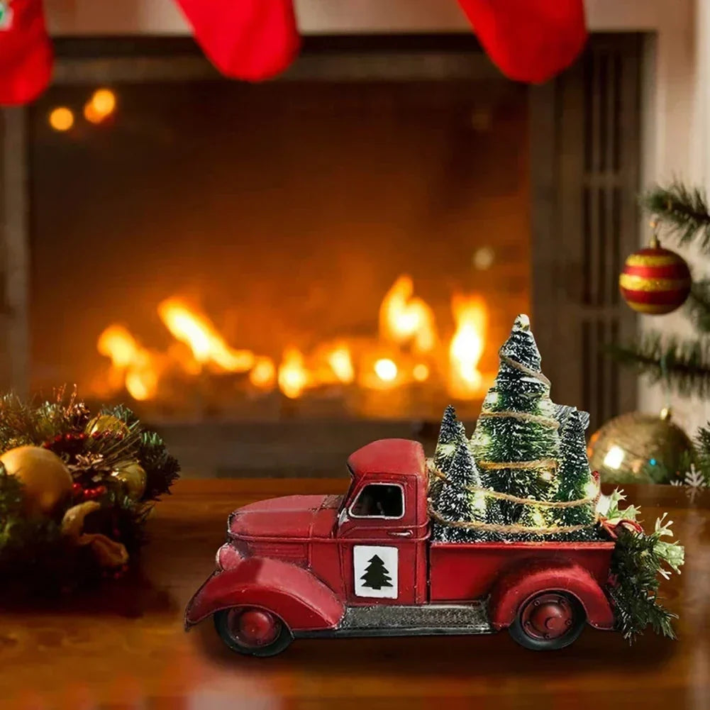 Weihnachtsdekoration roter Truck mit Tannenbäumen und LED-Beleuchtung als Tischdeko
