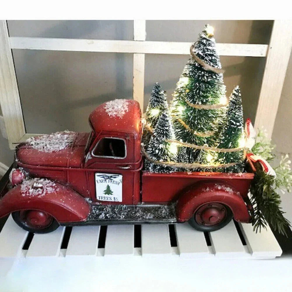 Weihnachtsdekoration roter Truck mit Tannenbäumen und LED-Beleuchtung als Tischdeko