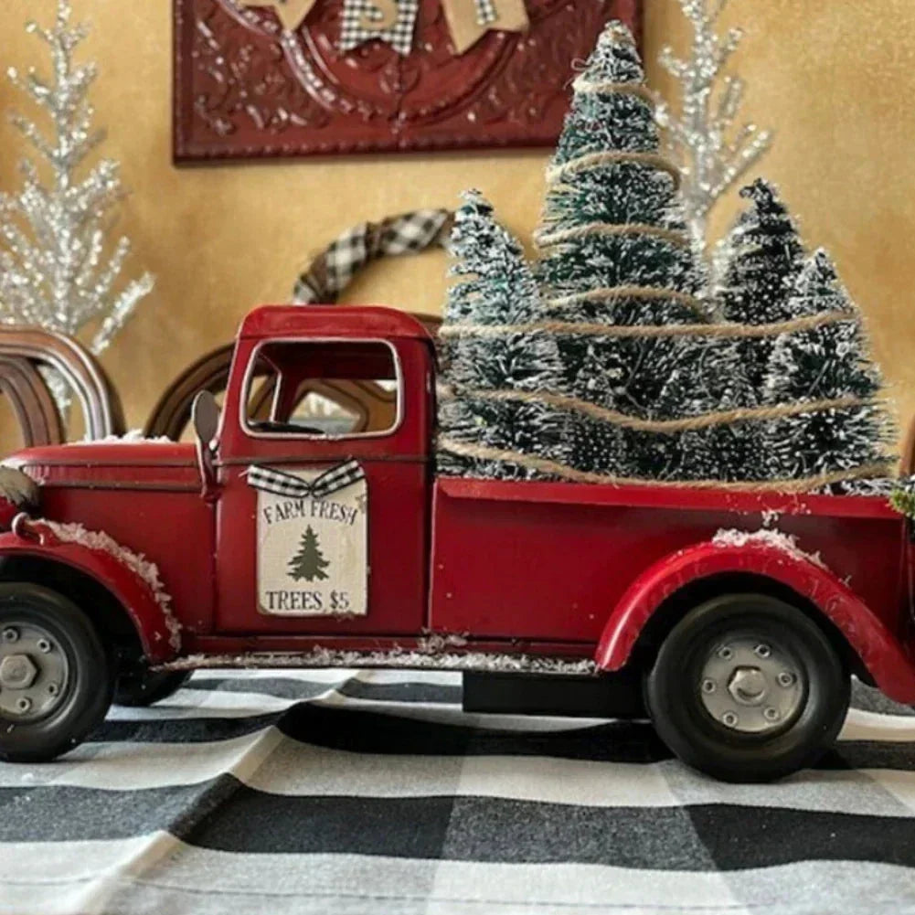 Weihnachtsdekoration roter Truck mit Tannenbäumen und LED-Beleuchtung als Tischdeko