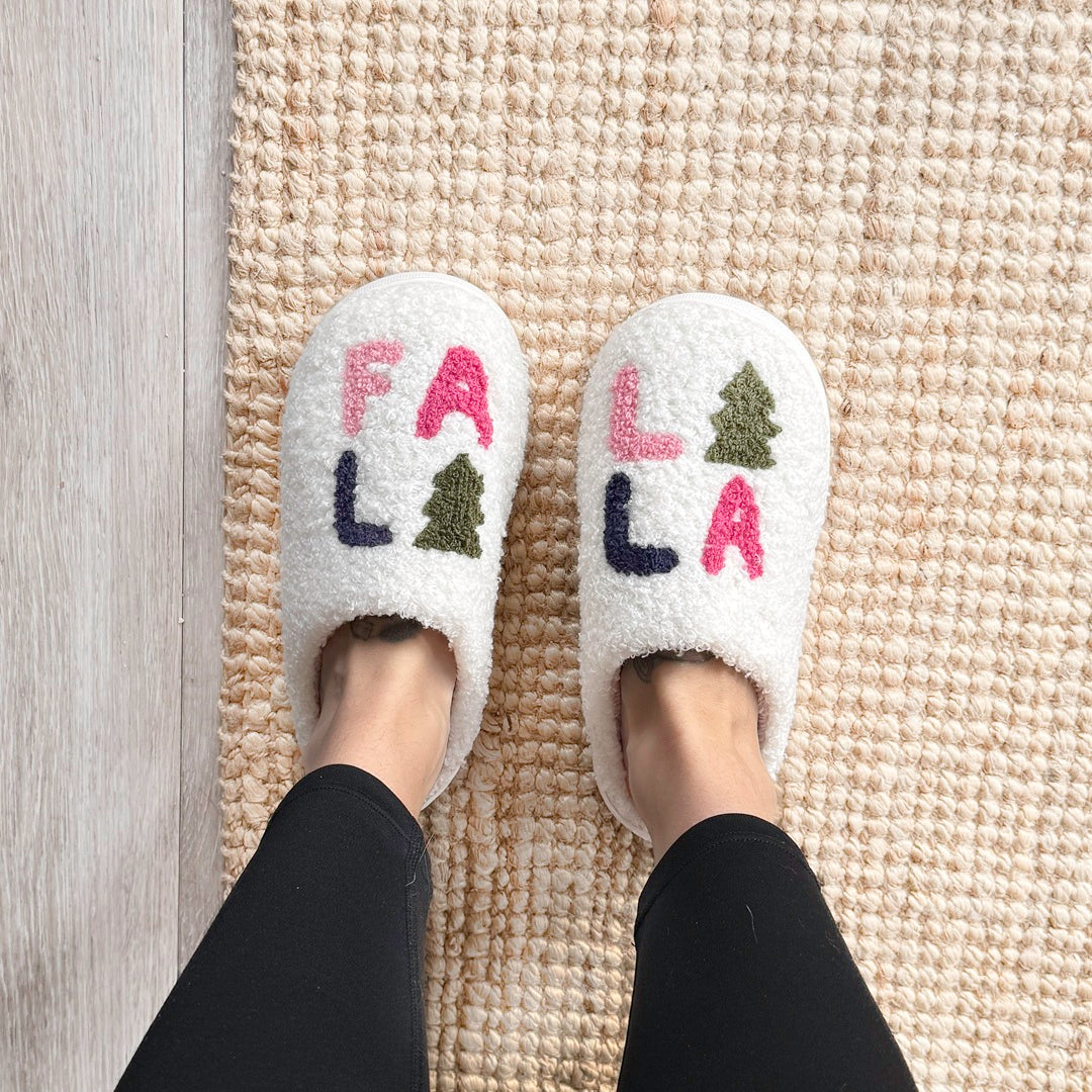 Weihnachtshausschuhe mit „Falalala“-Schriftzug