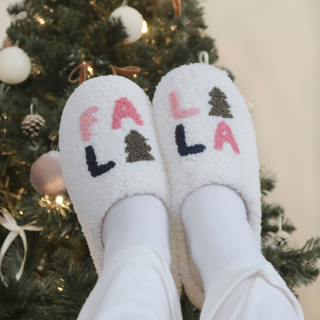 Weihnachtshausschuhe mit „Falalala“-Schriftzug