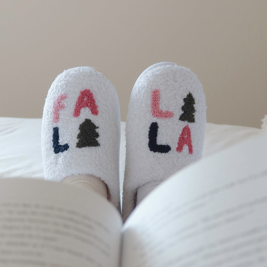 Weihnachtshausschuhe mit „Falalala“-Schriftzug