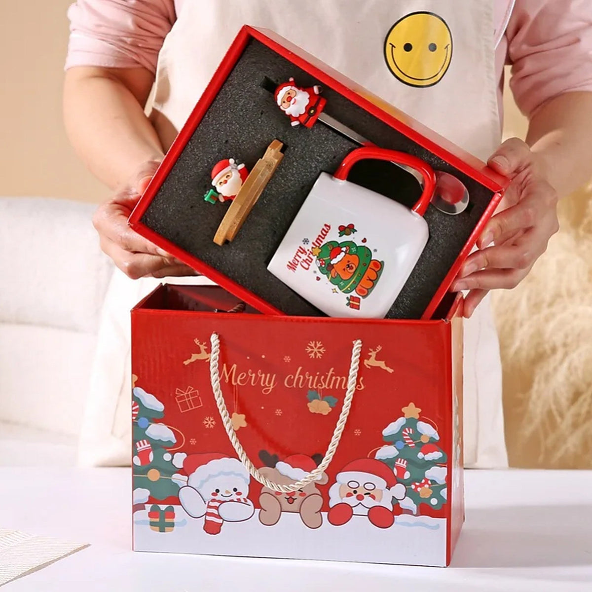 Weihnachtstasse in Geschenkbox – Keramikbecher mit Deckel und Löffel