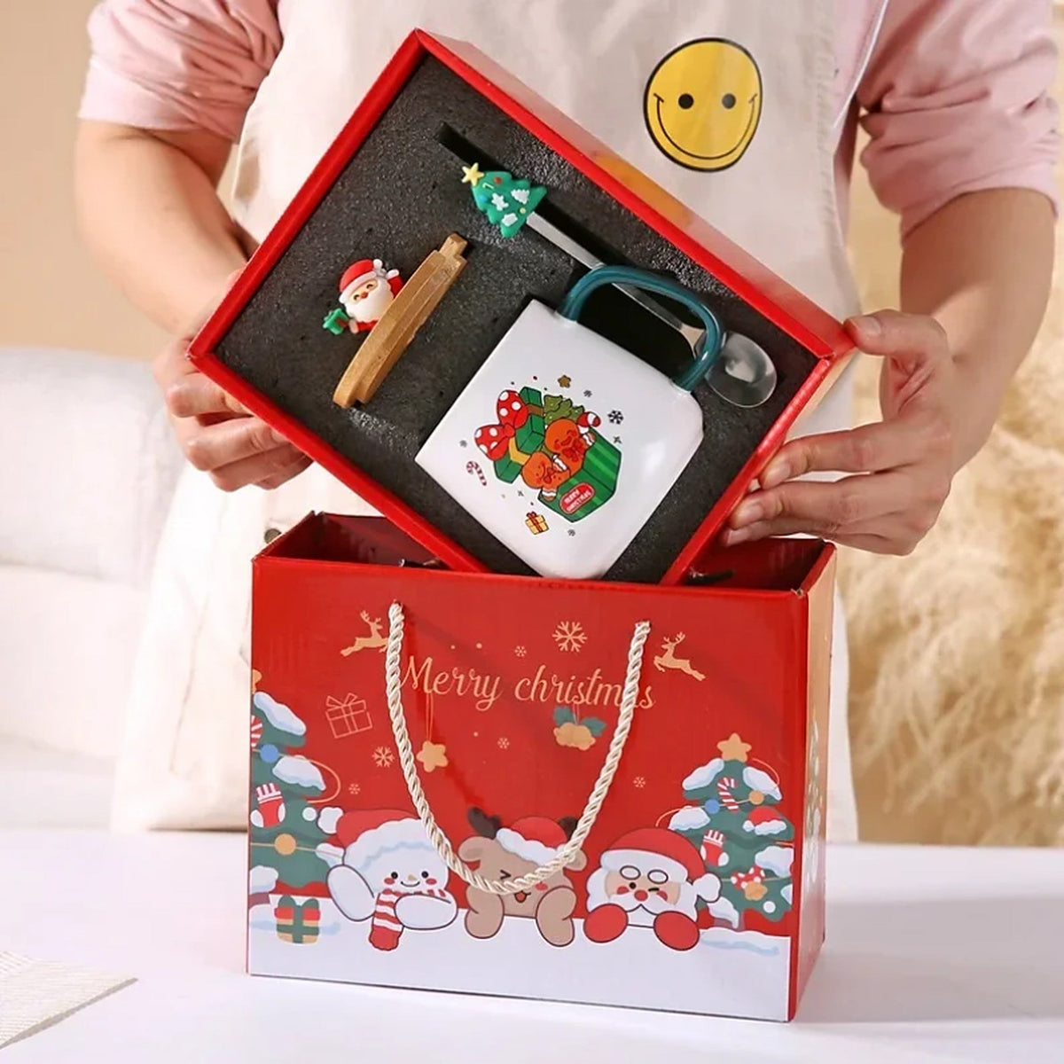 Weihnachtstasse in Geschenkbox – Keramikbecher mit Deckel und Löffel