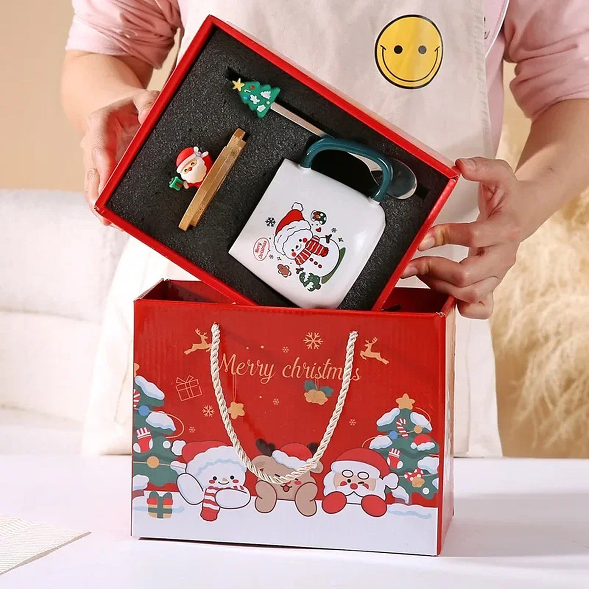 Weihnachtstasse in Geschenkbox – Keramikbecher mit Deckel und Löffel