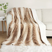 Wendbare Kunstfell-Kuscheldecke im Hirsch-Design – wärmender Plüsch